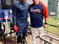 Robinson Canó llega a Atlanta y de inmediato se pone a trabajar con su nuevo entrenador de bateo.