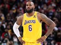 LeBron James y Los Angeles Lakers acuerdan una extensión de 2 años y $97.1 millones que incluye la opción de jugador del tercer año   LeBron, Bronny y Bryce hacen volcadas en las instalaciones de los Lakers   LeBron James trae a sus hijos, Bronny y Bryce, para trabajar con él, y todos se lucen con grandes volcadas.   La estrella de Los Angeles Lakers, LeBron James, acordó una extensión de contrato por dos años y $97.1 millones que incluye una opción de jugador para la temporada 2024-25, dijo el miércoles a ESPN el CEO de Klutch Sports, Rich Paul.   La extensión, que incluye un 15% de intercambio, convierte a James en el jugador con mayores ingresos en la historia de la NBA con $532 millones garantizados en su carrera, superando a la estrella de los Brooklyn Nets, Kevin Durant.   James no es elegible para una cláusula de no intercambio porque acordó una extensión, no un nuevo acuerdo. Pero el salario inicial del nuevo contrato de $ 46.7 millones, el 15% de intercambio y la estatura de James como uno de los mejores jugadores de la historia probablemente lo conviertan en un Laker por el tiempo que elija.   James había estado entrando en la temporada final de su contrato (con un valor de $44.5 millones) y ahora se une al All-Star Anthony Davis con la capacidad de negociar nuevos acuerdos con los Lakers o convertirse en agentes libres en dos temporadas.