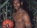 Del infierno a la gloria LeBron James estaba predestinado a no ser el Rey  todo esto nunca debió pasar. Y LeBron nunca debió ser el Rey. Tal vez debió terminar acribillado a balazos o en una cárcel, como tantos otros afroamericanos, luego de una infancia durísima que pudo sellar su suerte y dejarlo lejos de tocar el cielo con las manos, algo que disfruta hoy. Su padre lo abandonó, su padrastro terminó preso, su madre lo sostuvo como pudo, trabajando casi todo el día, yendo de hogar en hogar, sin poder siquiera mandarlo a la escuela. Hasta que apareció el deporte y dos entrenadores. Ellos lo salvaron. Y él, con una esencia especial, se aferró fuerte a su talento, a su tabla de salvación. Se mantuvo a flote hasta que explotó y se convirtió en una estrella en ciernes. Y, de repente, el pibe de Akron que no debía estar ahí pasó a ser la estrella nacional al que se le pedía lo máximo… Esta es la historia de un chico de lo profundo de Ohio que se construyó como un mito.