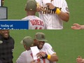 Xander Bogaerts intercambia tarjetas de alineación con Rafael Devers en su primer partido contra los Medias Rojas 🤝