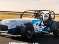 Una buena forma de definir lo que es el auto y a que dimensión te lleva, lo puso en palabras Ayrton Senna en 1.989. . ."Y de repente me di cuenta de que ya no conducía el auto conscientemente. Lo conducía por una especie de instinto, solo que estaba en una dimensión diferente.". . .Lo más similar es imaginar entrando a una "matrix" donde todos los datos, los ves en tiempo real y tienes el poder de manipularlos a tu favor. . .#petrolhead #copanissanmarch #monomarca #greenflag #motor #adrenalina #velocidad #caterham #race #driver #racing #born2race.