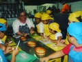 Hace 10 años la @chefbelkismikelsons con los #minichef explicando detalladamente las clases de cocina. Con amor y pasión por lo que hace.  #tbt #tb #tbt❤️ #ᴛʙᴛ #tbt🔙📸 #tbt♥️