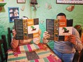 Nuestros clientes viendo el hermoso menú que estamos estrenando.  En la semana santa comer buñuelos es una tradición de Venezuela que llevamos desde que nacemos y por supuesto no podría faltar en nuestra cocina nuestros deliciosos y únicos buñuelos de yuka. Pero también tenemos rellenos de camarón con mojito de cilantro o pesto y relleno con pescado rayado de temporada   #semanasanta #semanasanta2023 #semanamayor #buñuelo #bunuelos #pescado #mar #mariscos #marinera #sopa