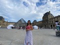 Ser turista en Paris y vivir en Paris son dos cosas muy diferentes. No había tenido la oportunidad de vivir realmente esta ciudad, con todo lo bello y lo no tan bello.  . Un año y un poquito más de pandemia me hizo ser más que consiente de la necesidad de vivir en el presente. Aquí estoy entonces queriendo descubrir cada rincón, cada lugar y cada historia. Aquí estoy dejando que la vida me sorprenda y yo intentando sorprenderme con todas las pequeñas cosas y buena compañía que ella me ofrece.  . Si me ven con los ojos chiquitos y cómo cerrados en una foto es porque mis ojos también sonríen 😂😂 ⬅️ . . #paris #museedulouvre #comoposar #natural #turistaenparis #vivirenparis #lifestyle #bloggerslife #estudiarenelextranjero