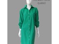 Vestido Camisero verde Quetzal!  Este tono es uno de los colores en tendenca en este año. El color verde quetzal es tendencia este 2022. Aparece en nuestras prendas para llenar con su significado nuestro espíritu y contagiarnos de los deseos y propósitos marcados para vivir este año, que llega cargado de nuevas oportunidades. Es una prenda muy versatil, comoda tanto para ir a trabajar en como para el finde en tenis o sandalias