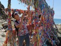 Conoce la leyenda del «puente de los deseos» en Horcón  Cuenta la leyenda que un soldado estadounidense antes de volver a su hogar, después de la guerra de Vietnam, le escribe una carta a su amada contándole que la guerra ha terminado y que pronto volverá a casa, que la ama y que entiende que como ha pasado mucho tiempo quizás ella ya no lo ame o tenga otro amor, entonces le dice “ ¿Recuerdas ese viejo roble que está en el jardín de tu casa en donde por primera vez yo te bese? “Bueno; si aun me amas deberás atar a ese árbol una cinta amarilla, donde yo la pueda ver, de no ser así, no me detendré y seguiré triste mi camino».  Cuando al fin llego el día de volver, el soldado al entrar a la ciudad ve con asombro y emoción que en todos los arboles del pueblo había amarrada una cinta como fiel testimonio del amor que ella le profesaba (existe una canción dedicada a este tema que en chile popularizó Buddy Richard, cuyo titulo es “Ata Una Cinta Amarilla Al Viejo Roble”. Como homenaje a este acto de amor es que en Horcón los artesanos construyeron “El puente De Los Deseos” para que los enamorados demuestren su amor amarrando también una cinta como testimonio de su unión y repitiendo al tiempo que hacen los nudos, lo siguiente:  “Con esta cinta amarro mi vida a la tuya, prometo amarte, cuidarte y respetarte sea el sol nuestro padre y el mar testigo de nuestro amor».  Que opinan 👀?  @chiletravel @chile_estuyo #horcon