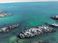 😱 La región de Atacama ofrece playas realmente hermosas 🏖️, quizás las playas más hermosas de Chile.  Bahías de aguas tranquilas, arena blanca y aguas turquesas, son algunas de las características que hacen de las playas de Atacama las mejores del norte .  Algunas de estas playas también ofrecen actividades al aire libre como surfear, gastronomía exquisita,bucear, observar fósiles milenarios, pasear en bicicleta y relajarse observando el mar y las estrellas ✨😍  Con quién vendrías?? 👀  . . . . . #playa #beachlife #chilegram #atacama #verano #viajero #travellerlife