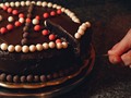 Semana de chocolate - Día #2 ⭐️   ¿Recuerdan la torta de Matilda? 🥹 La recreamos al mejor estilo de #LeDe ❤️  Ni intentes resistirte a la más 𝙙𝙚𝙡𝙞𝙘𝙞𝙤𝙨𝙖, 𝙘𝙝𝙤𝙘𝙤𝙡𝙖𝙩𝙤𝙨𝙖 𝙮 𝙚𝙨𝙥𝙤𝙣𝙟𝙤𝙨𝙖 de todaaaaaas 🍫✨  Ven a buscar tu porción yayayaaaamismo antes de que VUELE🌪️ porque HOY (5 de Julio) cerramos temprano 🇻🇪 🤌🏻  #chocolate  #chocolatecake #PuntoFijo  #paraguana  #cucinaitaliana  #semanadelchocolate  #5dejulio