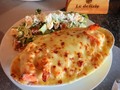 Por aquí te dejo 03 𝐃𝐄𝐋𝐈𝐙𝐈𝐎𝐒𝐀𝐒 opciones de nuestro menú:   1. ᴍᴀʀɪsᴄᴏs ᴇɴ ᴄᴀɴᴏᴀ 🦐⭐️ Camarones y calamares gratinados + ensalada cesar.  2. ʜᴀᴍʙᴜʀɢᴜᴇsᴀ ʏáɴᴇᴢ 🍔🍺  Pan de la casa, 150g de carne, lechuga, tomate, cebolla, salsas + papas fritas y una cervecita.   3. sᴏʟᴏᴍᴏ ᴀʟ ʀᴏᴍᴇʀᴏ 🍷🫶🏻 Solomo al grill bañado en vino y romero + papas fritas   ¿ʏᴀ sᴀʙᴇs ǫᴜᴇ ᴘʟᴀᴛᴏ ᴇsᴄᴏɢᴇʀás?  Sea cual sea tu elección… TE ENCANTARÁ 😏  Procura la mejor compañía y nosotros nos encargamos del resto 🤍  . . . . .   ⏰ Abierto de 8:00 a.m - 8:00 p.m 📍 Av. Rafael González con Av. Los Claveles. 🔗 Clic en el link de la bio para + información  🛵 Delivery a todas las zonas de #PuntoFijo