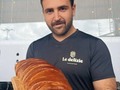 “Una navidad Deliziosa” es lo que lleváremos a sus mesas una vez más ❤️   - Es un HONOR año tras año continuar con esta hermosa tradición - 🎄✨   Ya mismo puedes encargar nuestro PAN DE JAMÓN 🤩 … el pan perfecto para quienes aman compartir 🫶🏻  ¡Atención… ! 📣 Podrás escoger:   - Pan de jamón Tradicional o con queso crema  Miden 35cm y pesa 1.1kg   - Mini pan de jamón tradicional o Mini con queso crema Miden 15 cm y pesa 150g   ☝🏼 (Los de queso crema pesan un poco más)    ⏰ Abierto de 8:00 a.m - 8:00 p.m 📍 Av. Rafael González con Av. Los Claveles. 🔗 Clic en el link de la bio para + información  🛵 Delivery a todas las zonas de #PuntoFijo