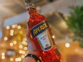 Aperol - pan de jamón - amor - niñez - duendecillos - pan de jamón... ¿Ya lo dijimos, cierto?😅✨  A solo dos días de terminar este año queremos recordarte lo maravilloso que es compartir la vida y lo delizioso❤️  Que no falte nada para celebrar la llegada del 2023 🎇 El trago de celebración, la buena compañía y la alegría de un nuevo comienzo.  En Lede te esperamos en la recta final porque no queremos que se te escape nada para despedir el 2022🌟