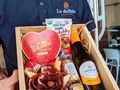 Tenemos muchas opciones para San Valentín 😏 entre ellas…✨ La Cajita de regalo ✨ Se trata de un detalle romántico y sobre todo delizioso ¡Le encantará! 😮‍💨🎁  ¿Que incluye?  - Bombones “Whitman’s” - Prosecco Italiano “La Gioiosa” - 180g de nuestra selección de quesos y embutidos.  - Ferrero  - Frutos secos  - Cajita de madera decorada.   ¡Haz tu pedido YA! ☎️ +58 4126675896  Recuerda: podrás agregarle lo que prefieras 🌟  [ Tenemos cajitas limitadas ] 🛵 Hacemos delivery a todas las zonas de Punto Fijo.