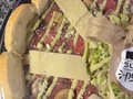 Permítenos recomendarte el 𝘊𝘢𝘳𝑝𝘢𝘤𝘤𝘪𝘰 𝘥𝘦 𝘓𝘰𝘮𝘪𝘵𝘰 🎖️ Es un plato exquisito que sorprenderá a nuestros clientes El Día del Padre.  Está elaborado con Lomito de alta calidad cortado muy fino, aderezado con nuestro pesto, aceite de oliva extra virgen y limón. Acompañado con champiñones y laminas de 𝘗𝘢𝘳𝘮𝘪𝘨𝘪𝘢𝘯𝘰.  Además, al ser un plato frío, es ideal para los días cálidos de Punto Fijo 📍☀️   Recibimos pedidos hasta el miércoles 14 de junio.  Contáctanos al +58 4126675896 ☎️   ¡Conoce todas las opciones para ese día especial!