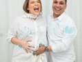 De seguro nuestro bebé se preguntó: ¿Qué está pasando ahí afuera que mami está tirando todos esos chirrios? 🤣🤰Nótese nuestra felicidad y emoción.   Mis GRACIAS de todos los días 😍, Mi familia💙  #primogenito #babydiazreynoso #diazreynosofam
