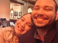 Junio ha sido mucho con demasiado desde el día 1🤩✨  Lleno de sorpresas (yo que amo las sorpresas) y buenos momentos en familia (gracias por tanto amor y comida rica🥹❤️).  En estos últimos 4 meses Nico ha crecido Gracias a Dios más fuerte, sano y está grandote, estamos ansiosos de su próxima cita médica con su doctora gringa👩‍⚕️🇺🇸, aunque admito que extraño demasiado a mi Dr. Tejada 👨‍⚕️🇩🇴en SFM porque ahí hay vocación de verdad …pero nada, les cuento que me ando untando un reguero de aceites y cremas🧴, no encuentro que más ponerme en la barriga para evitar más estrías…es increíble todo lo que mi cuerpo ha cambiado, pero me recuerdo que son marcas de amor🥰..la diferencia en las ultimas fotos de 3 meses a 7, es inmensa. 🏓➡️🏀  Aún le faltan algunos días a este mes, y espero que nos siga sorprendiendo con todo …MENOS con Nicholas, que espere SU TIEMPO en agosto y se siga portando bien, ¡gracias!🙏🤣