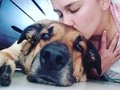 Yo le diría al tiempo no sigas adelante  Y a la muerte no vengas Y al amor no te vayas Pero nadie detuvo la vida en un instante Como nadie detiene las olas en las playas.  Buesa.