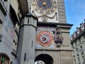 Zytgloggeturm En Berna, es una conocida torre del reloj, que inicialmente funcionó como prisión. Se pone en movimiento 4 minutos antes de la hora. Tiene un indicador que muestra la posición del sol y otro la fase lunar; adicionalmente el círculo exterior señala el signo zodiacal actual. Es decir funciona como reloj astronómico.  Amé esta ciudad aunque nos recibió con lluvia y mucho frío.  Todos hablan alemán raro, toman chocolate caliente, comen chocolate en matachitos raros y compran una especie de mantecados en forma de animales.