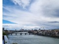 Basel: es una de las 3 ciudades más importantes de Suiza y tiene el PIB per cápita más alto del país; uno de los centros mundiales de la industria farmacéutica.  Además es cuna del arte y del renacimiento.  Ese que ven es el río Rin, bello, con un cielo después de una bocanada de lluvia que nos llenó de agua helada toditos...