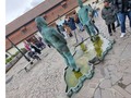 David Cerny hizo los hombres orinando, o los meones de Praga.  Queda en frente de museo de Kafka y mueven sus miembros para orinar sobre una fuente con la figura del croquis de República Checa.  Claro, es una burla.