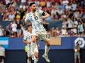 Estoy claro que no soy Argentino, pero es imposible no celebrar un triunfo de nuestros suramericanos en el medio oriente.  Ver al considerado mejor jugador del mundo, fallar, errar, celebrar, llorar, ganar y ahora prácticamente retirarse campeón del mundo, es un lujo, que gracias a Dios a mis nietos podré contar.  Recuerdo vivir la época de Maradona, Romario, Bebeto, Ronaldo, Casillas, Bufón, Kanh, Zidane, Ronaldiño, Riquelme, Torres, Sergio Ramos, Batistuta, Suarez, Suazo, Modric, Klose, Cristiano, Messi y ahora toca ver a Mbappe... Todos emprendedores al comienzo y hoy grandes marcas en el planeta   Sin duda la marca Messi, será reconocida en la historia por muy largo tiempo.  El deporte une, así que no critiques a los que celebran y no desestimes los logros obtenidos mediante esfuerzos.  Viva el deporte Viva el esfuerzo Vivan los deportistas  ¡Larga vida al fútbol y sus futbolistas!
