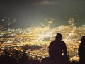 La soledad de una persona que contempla su Navidad desde el interior de sus pensamientos, celebrando en su tristeza la que sin duda es una Navidad diferente a las que ya vivió en anteriores años.