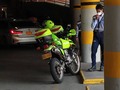 Título de la obra: ¿Y a la Ley quién la parte? ¿Este es el ejemplo, @policiadecolombia? ¿Parqueando dentro del @exito en una zona diferente a la estipulada?  Y puede notarse que ahí está el personal de @central_parking_system esperando que lleguen los conductores de ambas motos (porque son dos motos de la policía las mal parqueadas), que en este rato que estuve en el Éxito de El Poblado no aparecieron.  @qhubomedallo.
