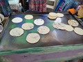 Tortillas con frijol, queso y chicharrón. Ojo, no son pupusas!!