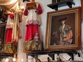 El monaguillo está ciego. Se me ocurren varias opciones: 1️⃣ Se ha triscado todas esas botellas vacías de la estantería. 2️⃣ Hay alguna hierba alucinógena en el botafumeiro 3️⃣ No está ciego ni es monaguillo, está disfrazado y escondiéndose del torero que le busca para ir a la corrida. 4️⃣ Se ha puesto ciego con los embutidos que hay colgados más abajo. 5️⃣ Todas ellas. Si le buscas le encontrarás en la taberna @losgatosmadrid, pero ve con disimulo. 👉 Y tú, ¿ qué opción crees que es la verdadera? . . . . . #madrid #madridmola #baresdemadrid #detapaspormadrid #comerenmadrid #addicted_to_madrid #losgatos #igersmadrid #spain #miscervezasporahi #mahou #reveraneo
