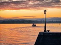 Buenos dias. Amanece en #Santander, que no es poco. En los instantes justo inmediatos al amanecer, vemos cómo marcha hacia #Pedreña la lancha de @losreginas desde el Palacete del Embarcadero. Estos paisajes solo podemos disfrutarlos en vivo quienes madrugamos para dar un paseo junto a la #bahiadesantander, que por algo pertenece al selecto club de las #bahiasmashermosasdelmundo. . . . . . . #Santanderciudad #igerscantabria #addicted_to_cantabria #turismosdr #embajadoresSDR #otoño #otoño2021 #noviembre #bahia #ferry #lancha #farola #embarcadero