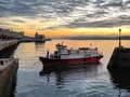 Cada vez que voy a #Santander, aprovecho para disfrutar del espectáculo de sus amaneceres. En esta ocasión, me acerqué al amanecer al embarcadero de @losreginas a ver la llegada de la lancha de las 8:15 que llega desde #Pedreña. Esta es una de las ventajas de #mibarrio, en el que hay de todo, y especialmente las vistas a la #bahiadesantander. . . . . . . #bahia #SantanderCiudad #bahiasmashermosasdelmundo #lancha #turismosdr #igerscantabria #addicted_to_cantabria #postureocantabro #amanecer #santanderlamarinera #muelle #mar #CantabriaInfinita #embajadoresSDR