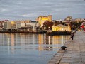 Las luces doradas del #amanecer iluminan la ciudad de #Santander. Mires a donde mires, el espectáculo está servido. Aquí podemos ver el Palacete del Embarcadero, la Grúa de Piedra, el @centrobotin, la Catedral, el @hotelbahia, impregnados de los primeros rayos de sol. Mientras la ciudad se despereza, los pescadores aguardan su pesca en el muelle de Calderón, y los paseantes como yo fotografían el amanecer. ¡Buenos días! . . . . . . . . #muelle #SantanderCiudad #igerscantabria #turismosdr #addicted_to_cantabria #centrobotin #skyline #puerto #puertodesantander #bahiadesantander #bahiasmashermosasdelmundo #dawn #alba #bahia #cantabria #CantabriaInfinita