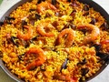 Hoy la foto gastronómica viene dedicada al plato más famoso de la #cocinaespañola: la paella 🥘 Esta fue preparada por @engraciacerezales en Can Cerezales, el "restaurante" en el que como casi todos los días, en #EspluguesdeLlobregat. Aunque los langostinos no estén muy ordenados, eso es lo de menos, lo que importa es el sabor, y estaba buenísima. . . . . . #paella #comidacasera #dietamediterranea #micasa #arroz #langostinos #mejillones #terraza #benvingust #baixllobregat #spain