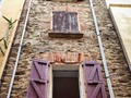 Ventanas, contraventanas, grandes, pequeñas, coloridas, descoloridas, ... Pero todas ellas con un encantador estilo francés. Claro, es que estamos en Francia, en la villa de #Collioure, muy cerca de la frontera española. Paseando por sus callejuelas, no puedo evitar fijarme en sus ventanas, en todos aquellos detalles que definen su fisonomía e identidad. Y tú, ¿te fijas en esos detalles autóctonos cuando viajas? . . . . . . . #Francia #ventana #contraventana #cataluñanorte #catalonia #pyrenneesorientales #pirineosorientales #igersfrancia #callejuela #pueblo #villa