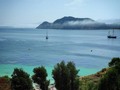 Aunque el día empezó con niebla, acabó despejando y saliendo el sol sobre las #IslasCies. Gracias a ello, pudimos disfrutar de un magnífico día y de sus aguas limpias y azules, como las islas del Caribe. Pocas veces hemos consultado tanto las apps meteorológicas como en los días previos a nuestro viaje a Galicia. ¿Quien iba a suponer que en pleno mes de agosto la niebla se iba a apoderar de Baiona, de las islas Cies y de toda la ría de #Vigo? Pero afortunadamente, la niebla se disipó. . . . . . . #galicia #igersgalicia #addicted_to_galicia #galiciacalidade #galiciamola #riadevigo #riasbaixas #turismogalicia #maratlantico #oceanoatlantico #verano2022 #galiciatb #galicia_enamora #turismogalicia
