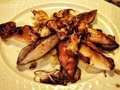 Maganos encebollados. Uno de esos platos que no pueden faltar en la mesa de un cántabro de pro, ni de un #STV. A los foráneos os parecerán unos simples calamares, o chipirones, pero los cántabros tenemos nuestras propias #palabrucas y esta es una de ellas. La palabra Magano nace en la bahia de Santander en el siglo XIX por la peculiar forma  que tenían los franceses que estaban asentados en el puerto, de hablar el castellano. Al expulsar la tinta estos calamares como defensa, a dichos Franceses les parecía algo muy sucio y por eso llamaban a estos cefalópodos  «cerdos”.  De ahí derivan las palabras cachón (cochon en francés es cerdo) y magano (de marrano, pronunciado a la francesa). Ahora que ya sabéis lo que son los maganos ¿os apuntáis a una racioncita en @gastrobarcosta43? . . . . . #maganos #chipirones #cachon #igerscantabria #comerensantander #turismosdr #cantabriainfinita #addicted_to_cantabria #guadañeta #gastronomia