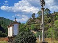 A la vista de las construcciones que se ven en esta foto, está claro que andamos por Galicia. Un horreo y un cruceiro lo delatan. No recuerdo el sitio exacto, pero si que era en la provincia de Orense, y que hacía entonces un calor de más de 40°. Si tú sabes dónde es, dilo en los comentarios. . . . . . #galicia #galiciacalidade #horreo #cruceiro #galiciamola #galiciatb #igersgalicia #addicted_to_galicia