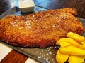 Llevaba años con ganas de darme un homenaje, y al fin llegó la ocasión. Cada verano en mis breves escapadas asturianas, trato de degustar un buen #cachopo, este año no pudo ser. En @kchopo_elprat, aquí cerca, tenemos el 2° mejor #cachopo de España, y el 1° de Cataluña. Así que en cuanto logramos coordinar las agendas mi amiga @paulafdezochoa y yo allí nos plantamos, para comer juntos. El menú que pedimos fue lo que veis en las fotos: 1️⃣ Cachopo premiado. Relleno de jamón ibérico y queso de Pria y de La Peral. 2️⃣ Cachopo abierto para apreciar el corte. 3️⃣ Unas croquetinas, de carabineros y de cabrales. 4️⃣ Tarta de queso (una de las 3 mejores que he probado nunca) 5️⃣ Tarta de pistacho y tarta de galletas oreo. Si queréis ir a comer allí auténtica comida asturiana, hecha por un asturiano, en El Prat, id allí.  Por cierto, todo ello regado con sidra asturiana artesana y cerveza de barril.  NOTA: Esta publicación no está patrocinada por nadie.  P.D. Si me he equivocado en algo, Ramón de @kchopo_elprat me indicará en comentarios lo.que deba corregir.