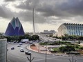 Increíblemente, todavía siguen en pie los futuristas edificios de la Ciudad de las Artes y las Ciencias de #Valencia (es broma), diseñados por el famoso arquitecto Calatrava. Aquí podemos ver el @caixaforum, donde aparte de un restaurante con un techo altísimo, no parece haber nada más dentro. Y a su lado, el museo de la Ciudad de las Artes, el edificio más veterano de todo el complejo. Allí hemos estado durante el evento #klmhousevalencia sobre sostenibilidad en los viajes. . . . . #visitvalencia #klmhousevalencia #valenciaesahora #cvalencianatb #sostenibilidad #arquitectura #diseño #ciudadverde #ciudaddelasartesylasciencias