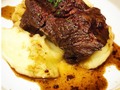 Meloso de ternera a baja temperatura con puré de patata. Esta deliciosa y suave carne pude degustarla en el nuevo restaurante de #Esplugues @restaurant.a_vista.  Un lugar al que merece la pena volver para ir probando el resto de su carta. He leído por ahí que bordan los platos a la brasa y los arroces. Volveremos, sin duda. . . . . . #comerenbarcelona #espluguesdellobregat #ternera #bcnmoltmes #turismebaixllobregat #kmcero #igerscatalonia #igersbcn #restaurante