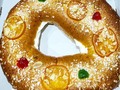 A estas alturas de las navidades, ya solo nos falta superar la prueba final: el roscón de Reyes. ¿Lo veis ahora? ¡Pues mañana ya no lo veréis! En mi casa, tenemos la costumbre desde tiempo ancestral, de tomarlo en el desayuno, mojado en chocolate caliente. Nos encanta la receta original del #roscon, con sus frutas escarchadas, y sin rellenos... salvo el relleno de nata, que últimamente venimos admitiendo para contentar a los menos puristas. Pero nada de relleno de mazapán al estilo catalán, que ya bastante rellenos estamos después de las fiestas. . . . . . #roscondereyes #tortelldereis #navidad #navidad2022 #gastronomia #pasteleria #rosco