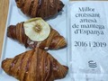 Ya que hoy es el #diainternacionaldelcroissant, vamos a recordar dónde se hace el mejor croissant artesano en nuestro país. La XV edición del concurso ‘Mejor Croissant Artesano de Mantequilla de España’, organizado por el Gremio de Pastelería de Barcelona, acaba de anunciar su ganador: Toni Vera, de Pastelería Canal (C/Calvet 15 y Muntaner 566, Barcelona). Así que nos fuimos para allá, y compramos un par de cruasanes de mantequilla sencillos, y otro relleno de tarta tatin de manzana. ¿Te animas a probarlos? . . . . . #diainternacionaldelcroissant #croissant #cruasan #croissants #masamadre #pancrujiente #desayunos #pandefermentacionlenta #pan #quitches #baguettes #brioches #croissantsargentinos