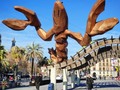 La Gamba o Gambrinus es una escultura de grandes proporciones diseñada por el español Javier Mariscal. Representa una gamba, aunque por sus pinzas más bien parecería una cigala o un bogavante.  La obra, inaugurada en 1989, empezó como un elemento de reclamo para el #Gambrinus, uno de los restaurantes del Moll de la Fusta de Barcelona, diseñado por el arquitecto Alfred Arribas, amigo de Mariscal. Cuando terminaron los eventos de los Juegos Olímpicos de 1992, varios bares y restaurantes de la zona tuvieron que cerrar, incluyendo el restaurante que tenía la obra de Mariscal. Tras el cierre del local y varios litigios posteriores, la obra se quedó en el mismo lugar, como pertenencia del Ayuntamiento de Barcelona, y se convirtió en un símbolo popular de la remodelación que sufrió la zona costera barcelonesa poco antes de los Juegos Olímpicos.  En diciembre de 2004 fue restaurada, y ahí permanece con su sonrisa torcida, como la de su pariente Cobi. . . . . #gamba #cigala #bogavante #mariscal #barcelona #barcelona92 #molldelafusta #puertodebarcelona #igersbcn #addicted_to_catalonia