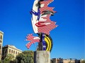 Toda la vida pensando que esta escultura era de Miró, y resulta que no, estaba equivocado. Barcelona's Head, conocida como La Cabeza de Barcelona o La Cara de Barcelona es una escultura del artista gráfico estadounidense Roy Lichtenstein, artista exponente del pop-art norteamericano y realizada por el escultor pacense Diego Delgado Rajado en los años 1991 y 1992. En aquellos años, la ciudad estaba experimentando un cambio radical en infraestructuras y decoración urbana para recibir los Juegos Olímpicos de 1992. Fue la mejor época de Barcelona. . . . . . #barcelona #bcn #barcelona92 #escultura #popart #modernismo #puerto #portvell #turismo
