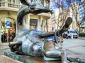 La Jirafa Coqueta es una escultura de bronce ubicada en la Avenida Diagonal, 397, de Barcelona, en la confluencia con la Rambla de Catalunya, rodeada de Tilos y peatones. Esta simpática imagen del escultor Josep Granyer i Giralt fue, junto con El Toro Pensador ubicado en el otro extremo de la Rambla de Catalunya, un encargo de la Associació d’Amics de la Rambla de Catalunya para evitar que, en 1972, la avenida se abriera completamente al tráfico y conservarla como peatonal. La gestualidad de la imagen, en una pose divertida, está inspirada en la escultura mitologizada de Antonio Cánova a Paulina Bonaparte, en clara alusión a la diosa Venus, que se puede ver en la Galería Borghese (Roma). La escultura fue inaugurada por el entonces alcalde de Barcelona Josep Maria de Porcioles. El arte vino a rescatar de la invasión de vehículos a esta avenida tan peatonal y señorial de la ciudad como es la Rambla de Catalunya, siempre a la sombra del cercano Passeig de Gràcia. . . . . #escultura #arte #arteurbano #streetart #ramblacatalunya #barcelona #turismobarcelona #igersbarcelona #jirafa #jirafacoqueta #josepgranyer