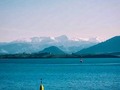 Así se ve hoy la Bahía de #Santander: azul y blanco. El agua y el cielo, contrastan con el blanco de la nieve en las montañas que se ven detrás, por donde discurre el puerto de la Braguía. Casualmente, esos son los colores de la bandera de #Santander ciudad, inspirada en una antigua señal marítima, y quizás en los colores que vemos en la bahía. Foto: cortesía de #embajadoresSDR. . . . . . #bahia #santanderciudad #bahiadesantander #cantabria #cantabriainfinita #turismosdr #boya #solares #braguia #vallespasiegos #igerscantabria #addicted_to_cantabria #cantabriatb