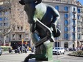 El toro pensador. "¿Qué toro medita entre el tráfico en Barcelona?" Pues la escultura del Toro Pensador, ubicada en la Rambla de Catalunya, 18, de Barcelona, en pleno cruce con la Gran Via y próximo al Passeig de Gràcia, entre el bullicio del tráfico. La obra, de Josep Granyer i Giralt fue un proyecto a encargo de Amics de la Rambla para evitar que abrieran la calle al tráfico rodado de vehículos.  Originalmente se creó el proyecto para que pusieran diez esculturas, pero lamentablemente solo se recaudó suficiente dinero para dos de ellas. Ésta que muestran las imágenes y otra que está en la confluencia con la Avinguda Diagonal, en forma de jirafa coqueta. La obra de Granyer se caracteriza por mostrar los animales en actitudes humanas con cierto tono irónico como muestran las imágenes. Aunque de nombre real Meditación, popularmente es conocida como El Toro Pensador (quizá haciendo un guiño simpático al Pensador de Rodin).  La escultura tiene una disposición que invita a la meditación, con la mirada hacia el suelo, la manera en la que está sentado y la distribución armónica de su cuerpo reposando sentado. . . . . #Barcelona #toro #pensador #toropensador #ramblacatalunya #igersbcn #igerscatalonia #turismo #escultura #curiosidades #addicted_to_catalonia
