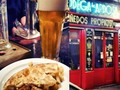 Ayer fue el #diamundialdelatortilla, y no podíamos dejar de recordar a una de las mejores tortillas de patatas de #España, la de @laardosamalasana. Aún no me consta que haya ganado ningún premio, pero siempre está presente en todos los rankings de las mejores tortillas españolas de #Madrid.  Ir a #LaArdosaes sinónimo de comer y beber bien. Y es que en esta casa de comidas centenaria, que data de 1892, se prepara una tortilla de patatas increíble, a base de patatas monalisa medianas, huevos camperos, cebolla, aceite de oliva virgen extra #aove Lorietta, de los montes de Toledo y una pizca de sal. ¿Ya estás salivando? Pues ve corriendo a por un pincho (2,75€) en La Ardosa. . . . . . #tortilla #tortilladepatatas #tortilladepatata #tortillasincebolla #tortillaconcebolla #tortillacuajada #tortillajugosa #diadelatortilla #diadelatortilladepatatas #diamundialdelatortilladepatata #bodegadelaardosa #bodegalaardosa #laardosa #malasaña #angelmonje #restaurantesmadrid