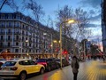 Luces de la ciudad al atardecer. Así se veía la #Diagonal de #Barcelona hace unos días, paseando por la zona noble.  Ya se agotan los días de invierno, y la luz de las tardes se va alargando, ya tenemos aquí la primavera. Empezamos a salir del letargo invernal, y a pisar un poco más la calle. Ya tocaba. . . . . . #modernismo #ciudad #luces #atardecer #paseo #escaparates #anochecer #equinoccio #primavera #igersbcn