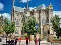 El @palaciodegaudi en #Astorga es una de las 3 únicas obras de #Gaudi @antoni_gaudi que se construyeron fuera de #Cataluña. A pesar de estar destinado a ser el Palacio Episcopal, nunca llegó formalmente a alojar a ningún obispo. Pero si que nos quedó para la posteridad como edificio singular. Hoy en día es utilizado como Museo de los Caminos, dedicado al #CaminoDeSantiago. Junto con la @casabotines, forma parte de la huella de #LeonByGaudi. . . . . . @turisleon @leonturismo #igersleon #igerscastillayleon #cyltb #leon #caminodesantiago #palacioespiscopal #modernismo