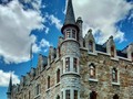 Podría uno imaginar que en lo alto de ese torreón había una princesa, secuestrada por un dragón, hasta que llegó el caballero #SanJorge a rescatarla. Podría ser que #Gaudi hiciera una escapada a #LeonEsp y plasmase la leyenda de #SantJordi en un edificio hecho por encargo para unos comerciantes de tejidos e hilaturas. Podría ser. Y fue. Porque @antoni_gaudi vino a estas tierras a diseñar y construir dos de los tres únicos edificios que hizo fuera de Cataluña. Y como viajero habitual que soy por estas tierras leonesas, me ocupo de recordar en mis cuentas de Instagram a la @casabotines y otros edificios. . . . . #LeonByGaudi #castillayleontb #addicted_to_castillayleon #casabotines #modernismo #modernista #igersleon #cylesvida #cyltb